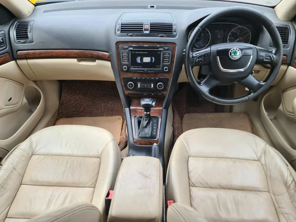 skoda laura laura-ambiente-19-tdi-at interior